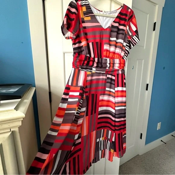 Stunning graphic stripe print crepe dress w/pockets! M-10 NWOT. Never worn. - Picture 4 of 13